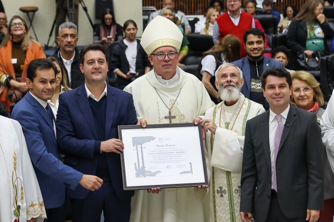Ratinho Junior participa de homenagem a lideranças católicas na Alep