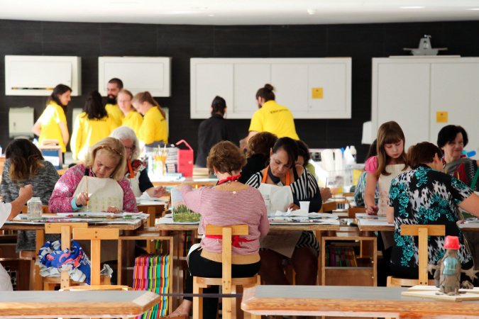 Museu Oscar Niemeyer promove oficina e bate-papo com artista para o público 60+