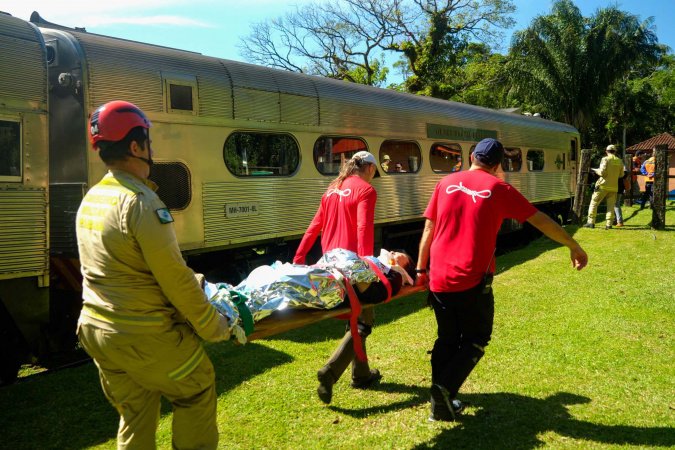 Bombeiros realizam simulado de descarrilamento de trem com múltiplas vítimas na Serra do Mar