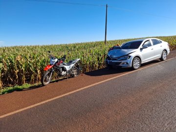 Casal fica ferido após motocicleta atingir carro na PR-239