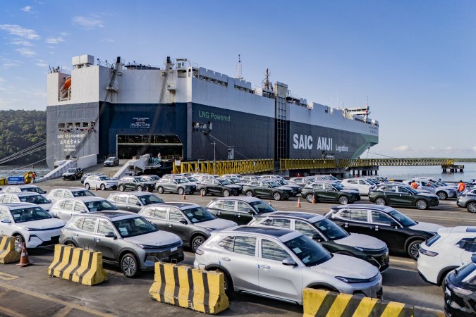 Porto de Paranaguá recebe mais de 5 mil carros elétricos em uma única operação