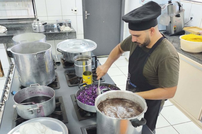 Merendeiro da rede estadual de ensino é finalista de concurso nacional de receitas 