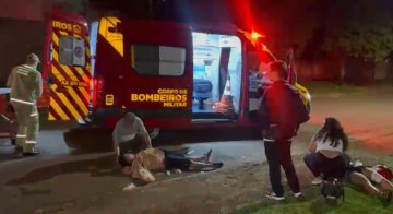 Motociclista na contramão provoca acidente e deixa dois irmãos feridos