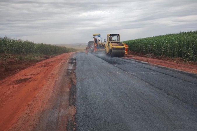 PR-537 entre Bela Vista do Paraíso e Florestópolis recebe serviços de conservação