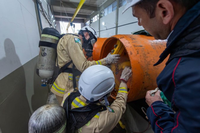 Cadetes do Corpo de Bombeiros fazem treinamento sobre produtos perigosos na Sanepar