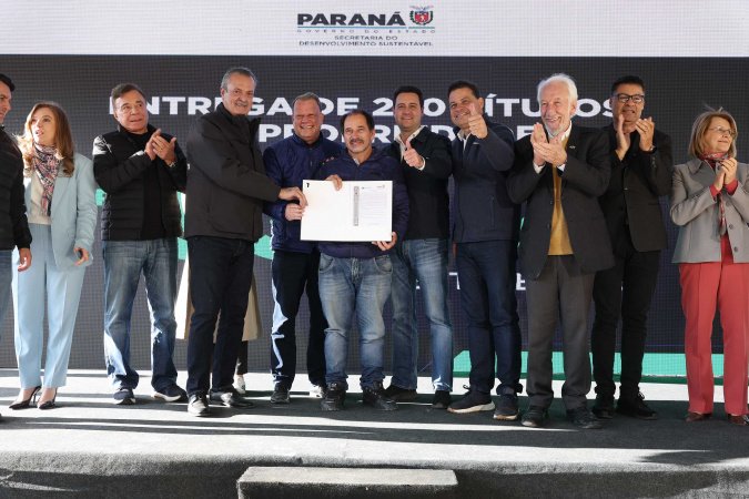 Governador entrega títulos de propriedade a 260 famílias dos Campos Gerais e da RMC