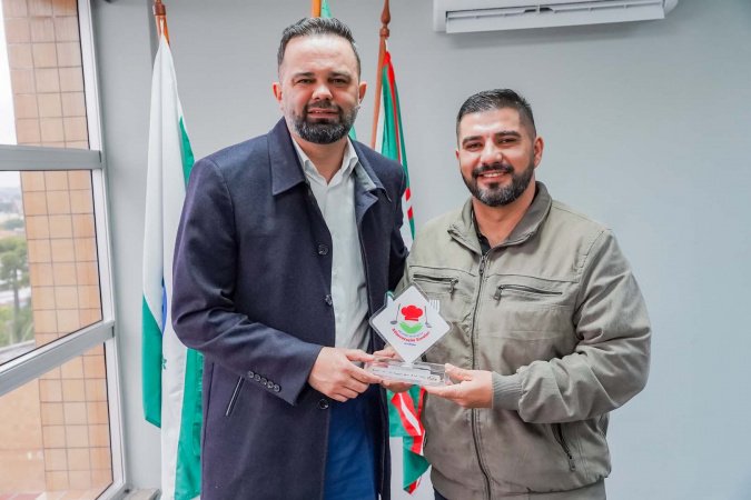 Merendeiro premiado nacionalmente em Brasília é recebido pelo secretário da Educação