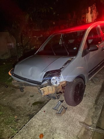Após bater em carro estacionado, homem é preso por embriaguez