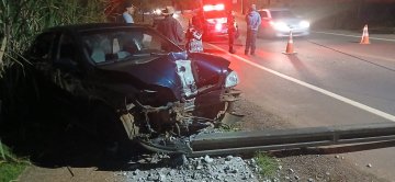 Astra fica destruído após colidir em poste no Periolo