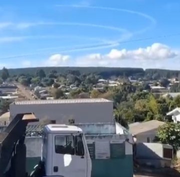 Avião chama atenção ao sobrevoar Chapecó em círculos; manobra foi procedimento padrão por baixa visibilidade
