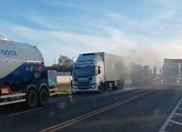 Bombeiros combatem incêndio em caminhão na BR-277