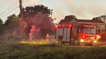 Bombeiros combatem incêndio no Santa Cruz