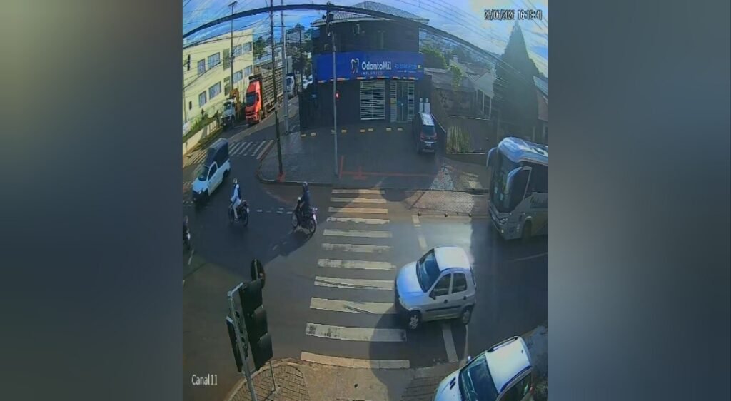 Carro avança sinal vermelho e atinge motociclista em grave acidente no bairro Brasmadeira, em Cascavel