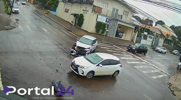 Câmera de segurança flagra colisão entre veículos em cruzamento de Cascavel
