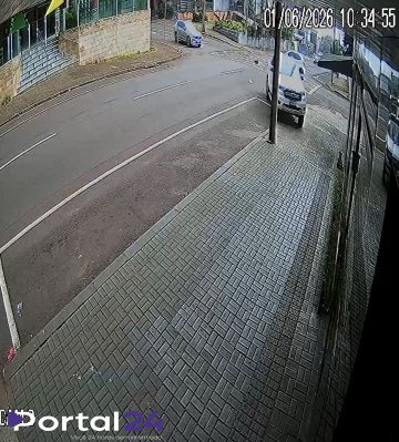 Câmera de segurança registra colisão entre carros no centro de Cascavel