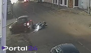 Câmera flagra queda de motoboy antes de colisão com carro no bairro Neva, em Cascavel