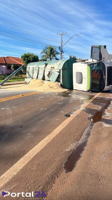 Câmera registra tombamento de caminhão carregado com ração na PR-495 em Santa Helena