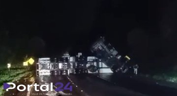 Caminhão tomba e interdita pista da BR-116 na região de Curitiba
