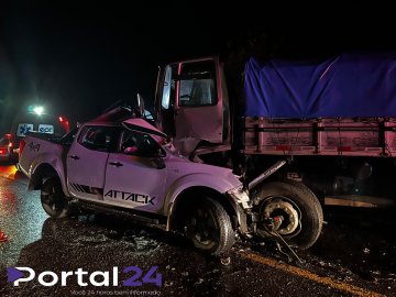 Caminhonete fica destruída após grave acidente com caminhão na BR-277, em Guaraniaçu