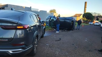 Captur capota após colisão com Fastback no Pioneiros Catarineses
