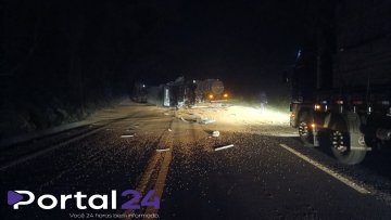 Carreta tomba e bloqueia os dois sentidos da BR-158 entre Coronel Vivida e Pato Branco