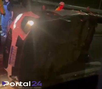 Carro capota na BR-277, em Matelândia