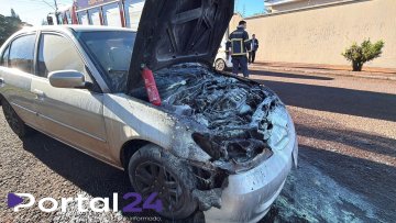 Carro é destruído por incêndio e mobiliza bombeiros em Cascavel
