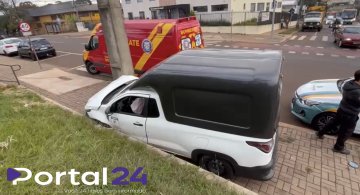 Carro fica prensado após colisão com moto no bairro Brasmadeira, em Cascavel