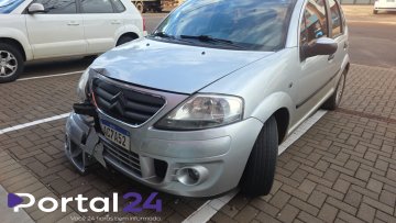 Carro invade loja após motorista perder controle em manobra