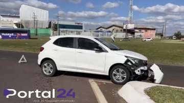 Colisão entre carro e moto é registrada no Trevo Guarujá em Cascavel