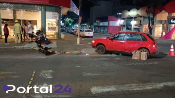 Colisão entre carro e motocicleta deixa pessoa ferida no Centro