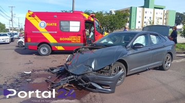 Colisão entre veículos deixa ferido em área de grande movimento em Cascavel