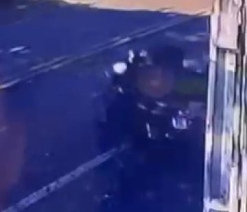 Com capacete na mão, homem furta moto no centro de Cascavel