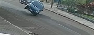 Gol capota após colisão com Toro na Neva
