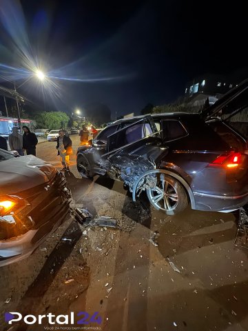 Grave colisão entre dois carros é registrada no Bairro Vila Tolentino, em Cascavel