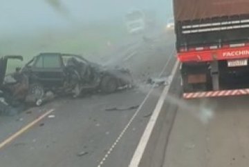 Grave colisão entre van e carro deixa três mortos e três feridos na PR-323