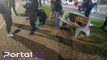 Guarda Municipal recolhe cachimbos durante ação de abordagem próximo à Praça da Bíblia, em Cascavel
