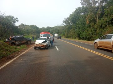 Hillux e Saveiro colidem na BR-277