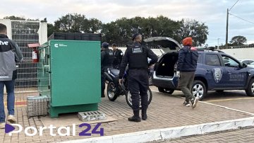 Homem é detido por agredir companheira após vítima pedir socorro em escola municipal