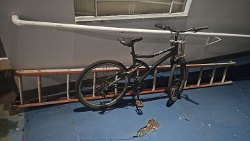 Homem foge ao avistar viatura e abandona objetos em Cascavel