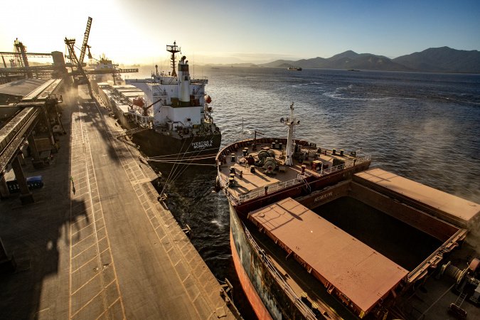 Máquinas e agronegócio em alta: exportações do Paraná crescem 3,7% em 2026