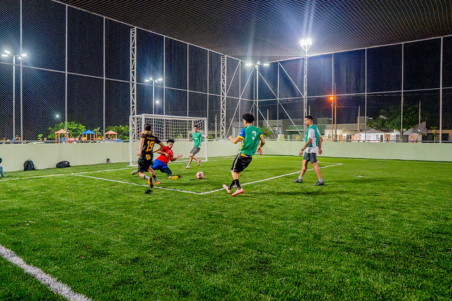 Em Foz do Iguaçu, seis unidades Meu Campinho atraem crianças e jovens para a prática de esportes