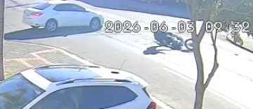 Moto é atingida por carro na Avenida Tito Muffato