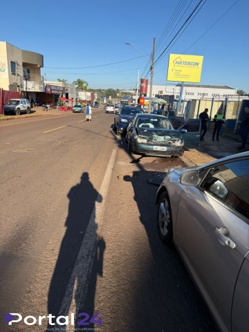 Motorista em fuga causa série de infrações, colisões e é contido após perseguição na Avenida Souza Naves