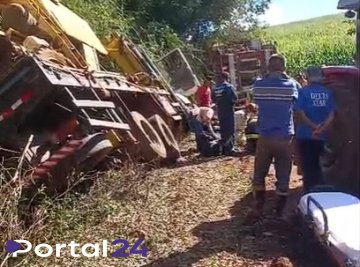 Motorista fica preso às ferragens após acidente com caminhão que transportava colheitadeira próximo ao Assentamento Santa Rita, em Campo Mourão