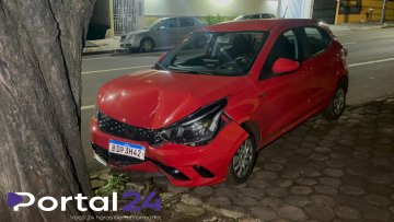 Motorista perde controle e carro para ao atingir árvore no Centro de Cascavel