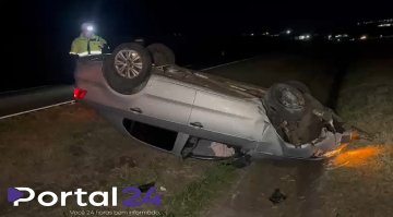 Mulher perde controle de Voyage após ser fechada por outro veículo na BR-467, em Cascavel