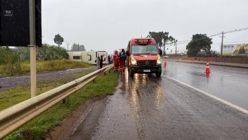 Ônibus tomba na BR-277