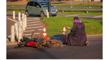 Padre interrompe viagem e faz oração ao lado de motociclista que morreu em acidente na PR-323
