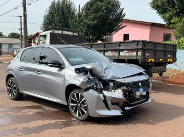 Peugeot bate em Sandero estacionado em Santa Tereza do Oeste